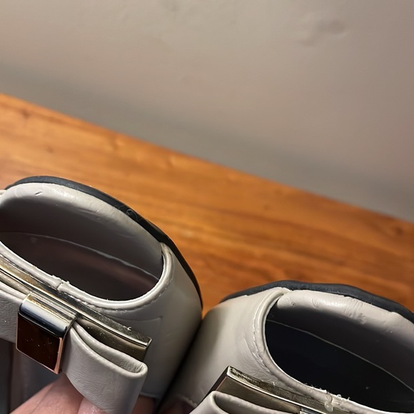 FLAWED Bandolino peep toe bow wedges taupe grey - Picture 3 of 10